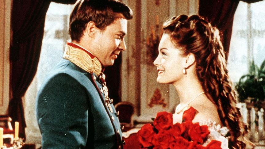 Im Bild: Karlheinz Böhm (Franz Joseph), Romy Schneider (Sissi).