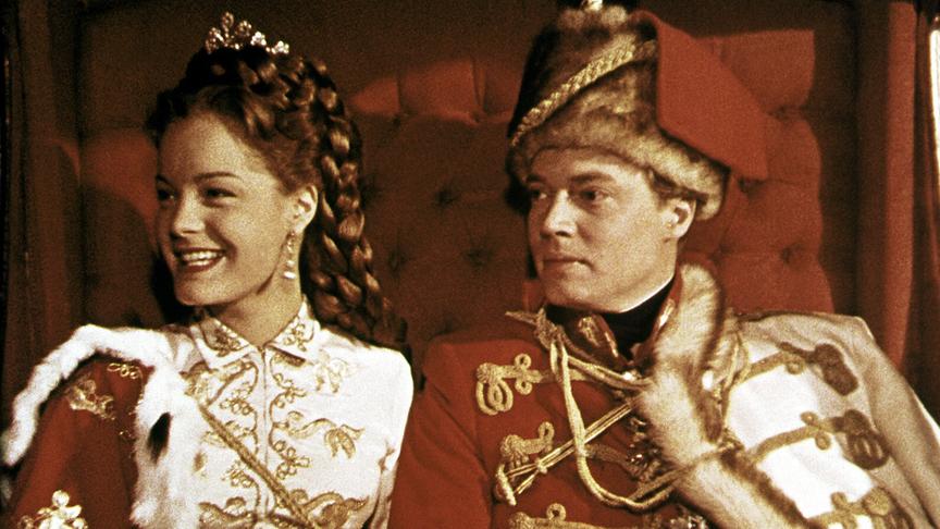 Im Bild: Karlheinz Böhm (Franz Joseph), Romy Schneider (Sissi).