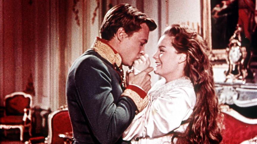 Im Bild: Karlheinz Böhm (Franz Joseph), Romy Schneider (Sissi).