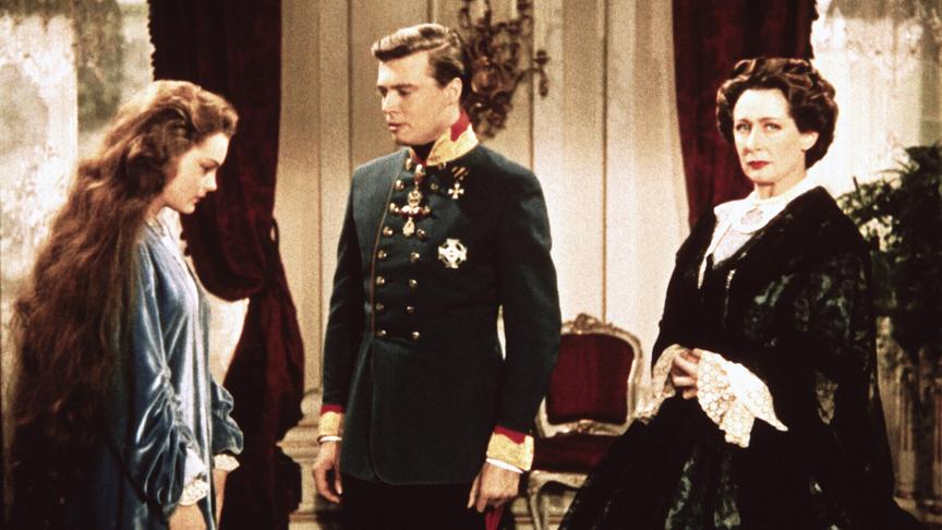 Im Bild: Romy Schneider (Sissi), Karlheinz Böhm (Franz Joseph), Vilma Degischer (Erzherzogin Sophie).