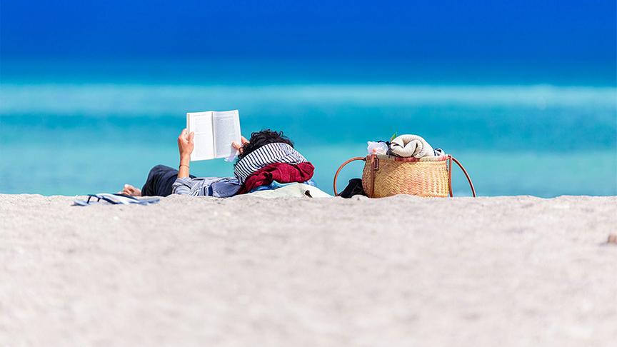 Buch lesen am Strand