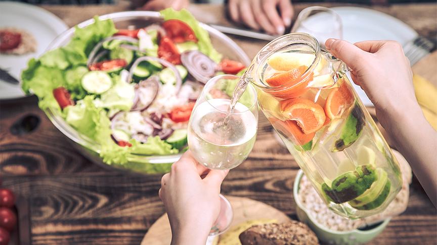Sommerlicher Picknicktisch mit Salat und Limonade