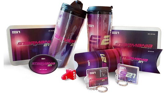 © Starmania 21 Starter-Fanpackages" - bestehend aus Starmania To-Go-Becher, Plexi-Schlüsselanhänger, Autogramm-Sammelbox mit Sticker, Kühlschrankmagnet, ORF Mikrofon-Schlüsselanhänger in der Starmania-Geschenkbox und vieles mehr.