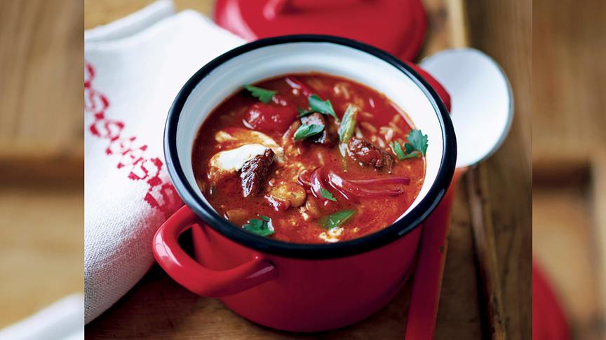 © Foto: Ryland Peters & Small, © 2015 Jan Thorbecke Verlag, Ostfildern Gulaschsuppe.