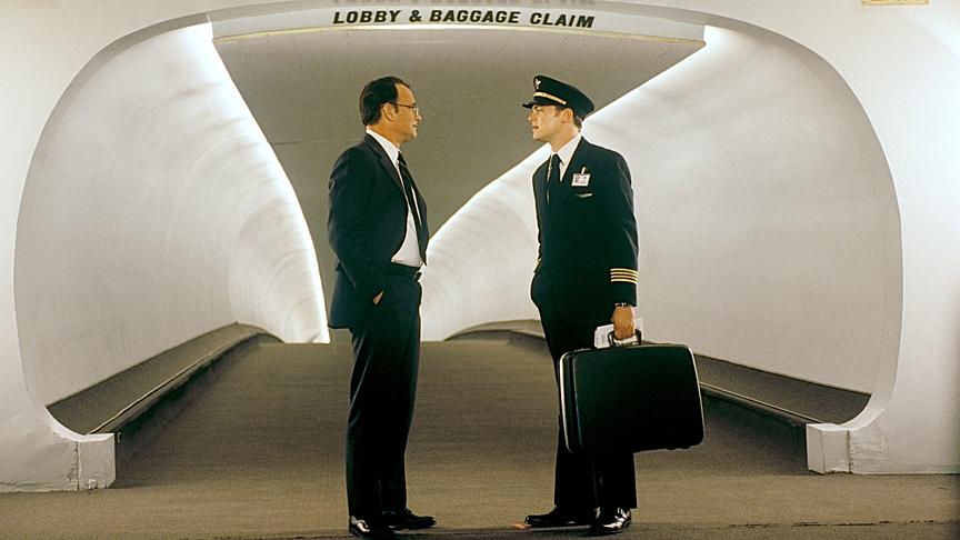 Im Bild: Tom Hanks (Carl Hanratty), Leonardo DiCaprio (Frank Abagnale jr.).