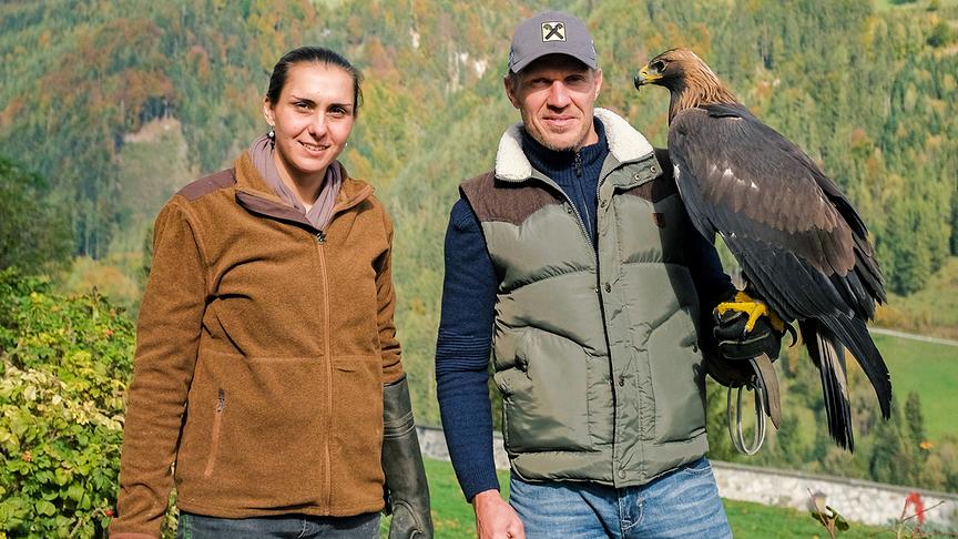 © ORF/Interspot Film Im Bild: Hermann Maier mit Adler auf dem Arm, mit Falknerin Rebecca.