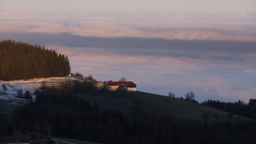 Im Bild: Im Herbst und Winter legt sich der Hochnebel über das Mostviertel. Entlang dieser Nebelgrenze entstehen zauberhafte Stimmungen.