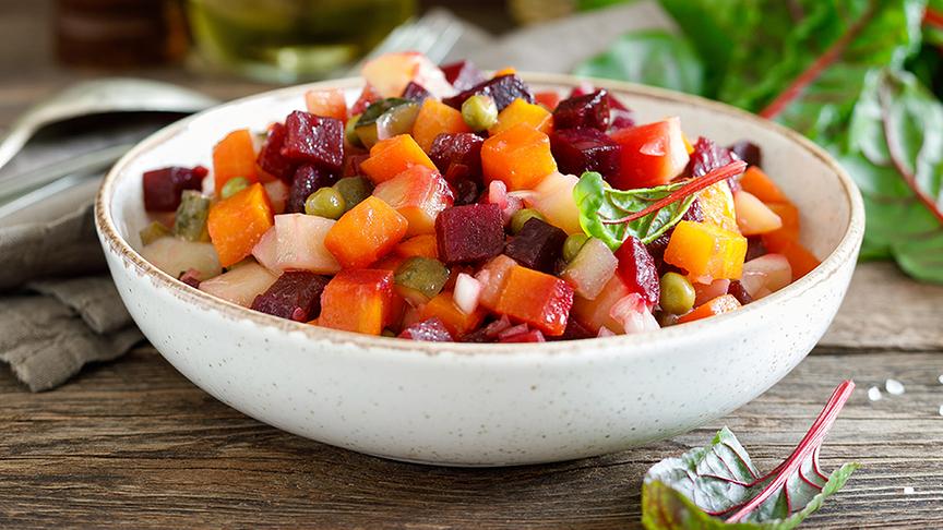 Veganer Salat mit gekochter roter Rübe und Karotten