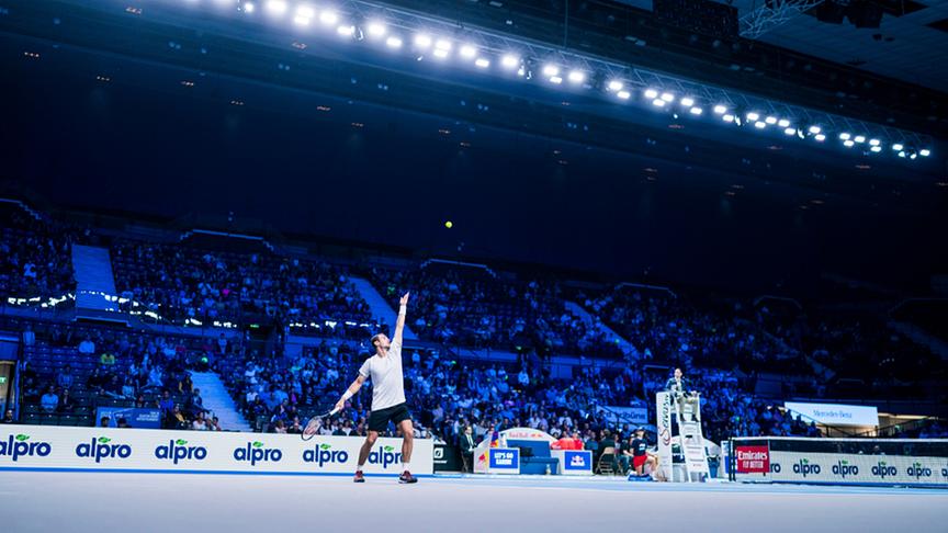 Tennisspieler in der Halle