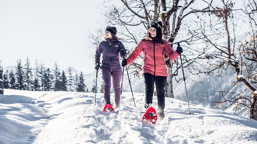 © Foto: Altenmarkt-Zauchensee Tourismus/Matthias Fritzenwallner Damen beim Schneeschuhwandern in Altenmarkt-Zauchensee