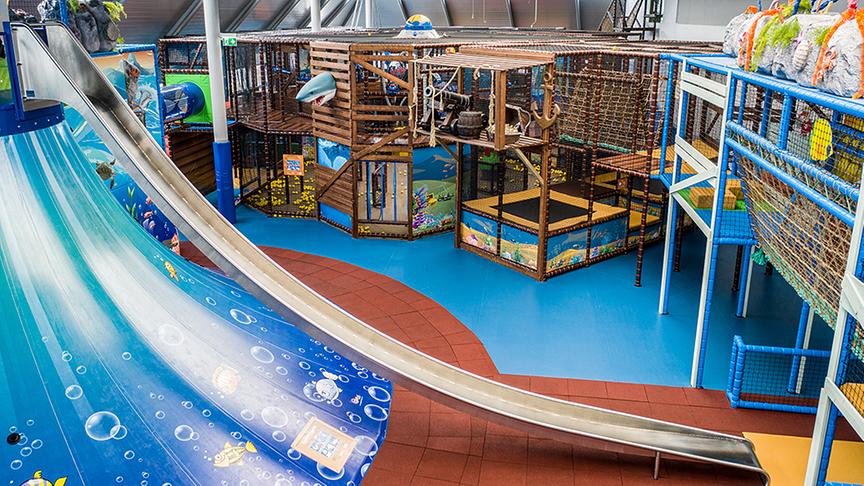 © Foto: Playworld Wien Klettergrüste im Piraten-Stil und langer Rutsche