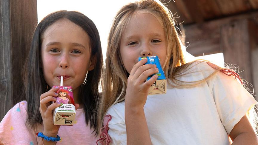 Zwei Mädchen genießen Snacks und Getränke von PURE&FUN