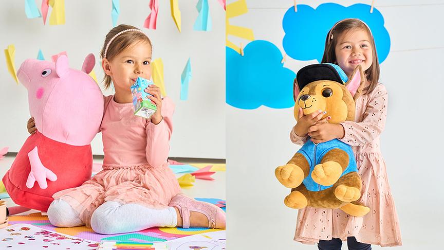 Zwei Mädchen genießen Snacks und Getränke von PURE&FUN