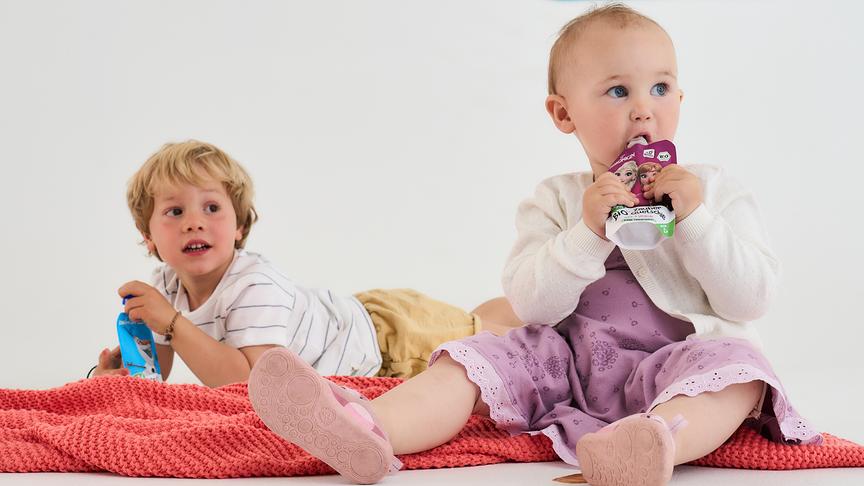 Zwei Kinder trinken Quetschies von PURE&FUN