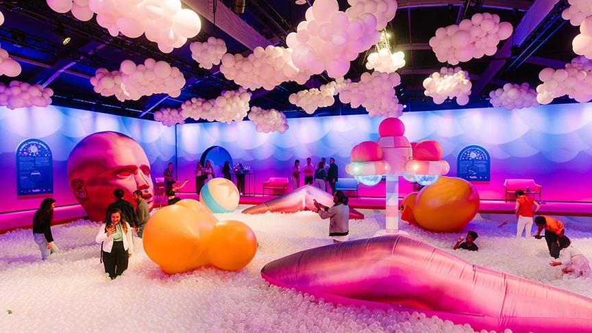 © Foto: Bubble Planet Raum mit einem Bällebad und vielen bunten Skulpturen