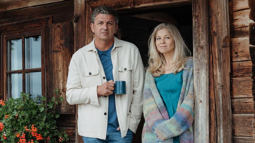 Im Bild: Dr. Martin Gruber (Hans Sigl) und Karin Bachmeier (Hilde Dalik) fühlen sich auf dem Gruberhof wohl.