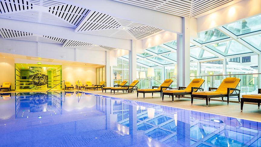 Thermalbecken mit Ruheliegen