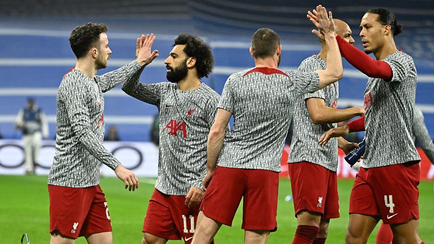 Liverpool-Stürmer Mohamed Salah (2.v.l.) mit Teamkollegen