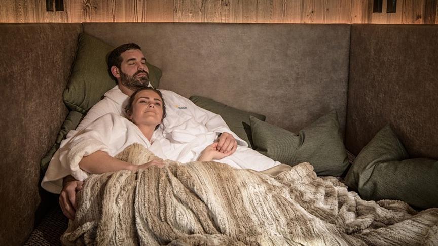 Berghotel Hauserbauer (ein Pärchen entspannt sich im Wellnessbereich)