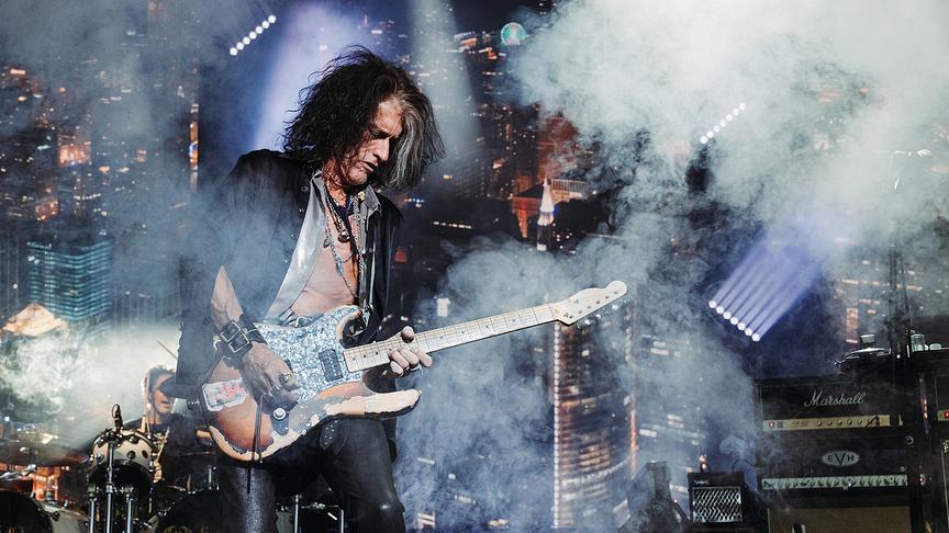 Joe Perry an der Gitarre am performen auf der Bühne