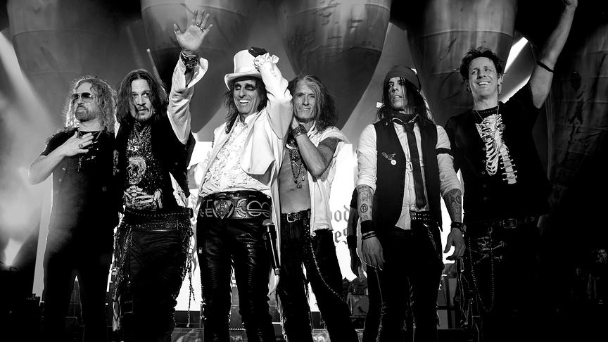 Hollywood Vampires auf der Bühne in schwarz-weiß