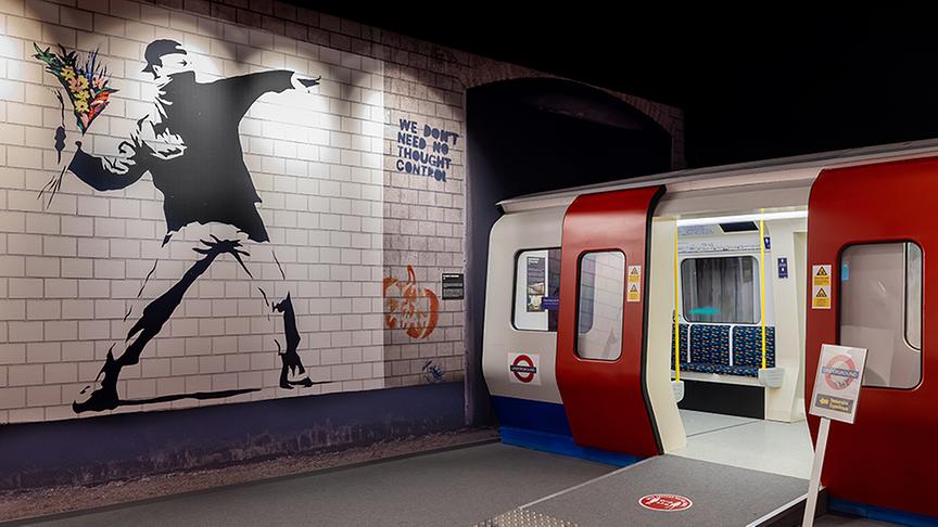 © Foto: House of Banksy Kunst von Banksy mit einer Person die einen Blumenstrauß wirft