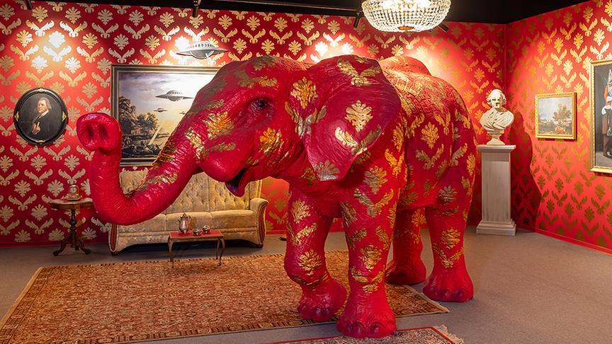 © Foto: House of Banksy Rote große Elefanten Statue in einem roten Raum