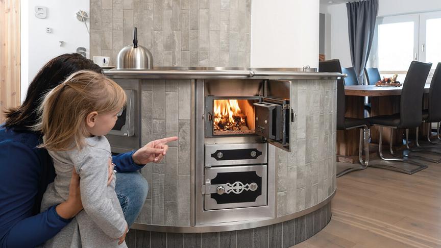 ©  Sicher und unabhängig heizen - hier mit dem Kachelherd vom Hafnermeister.