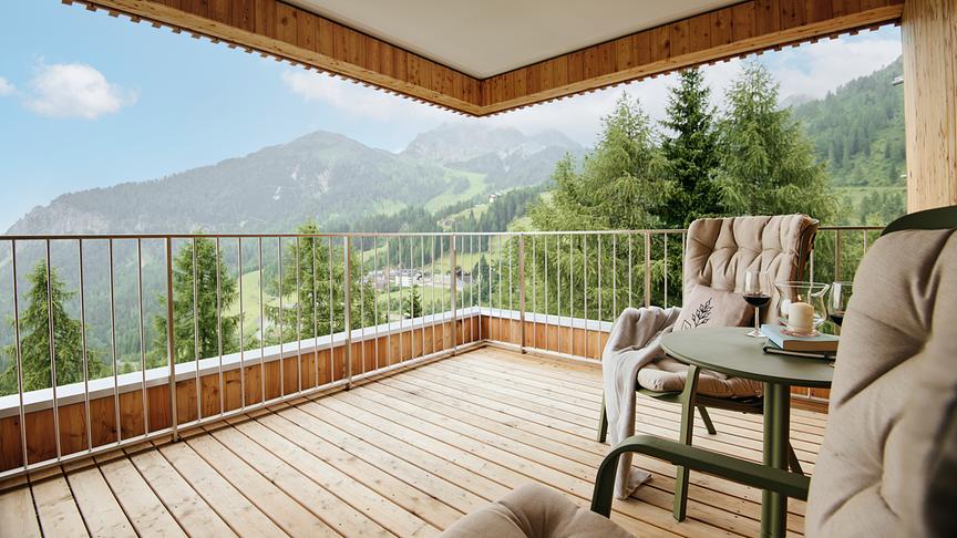 Almresort Nassfeld Balkonblick im Sommer