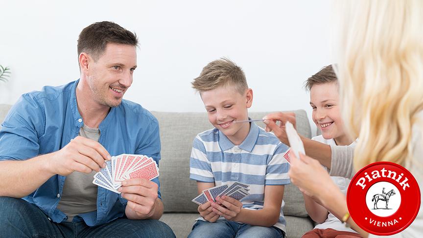 Eine Familie spielt zusammen ein Kartenspiel