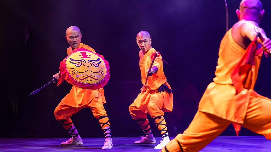 Shaolin Mönche zeigen ihre Kunststücke