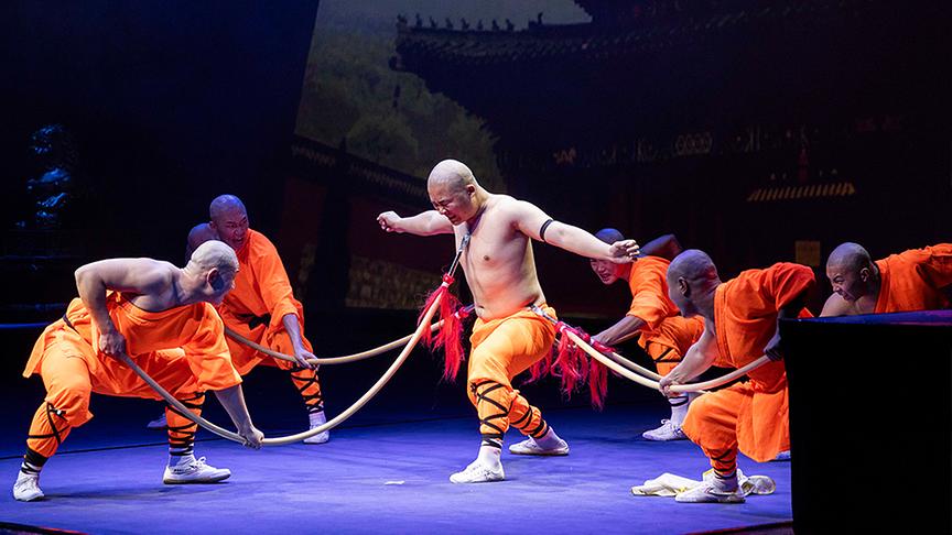 Shaolin Mönche zeigen ihre Kunststücke