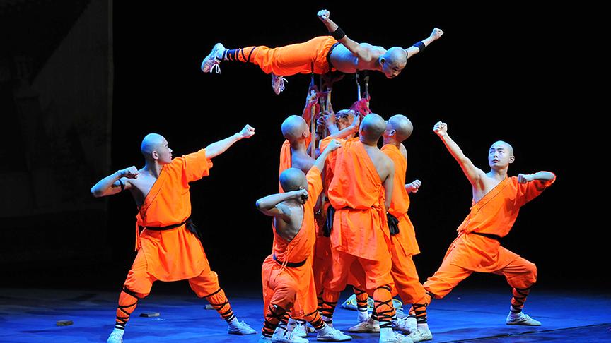 Shaolin Mönche zeigen atemberaubende Kunststücke der Körperbeherrschung