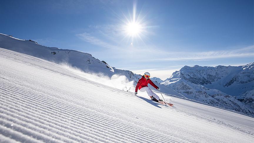 Skifahren auf einer präparierten Piste