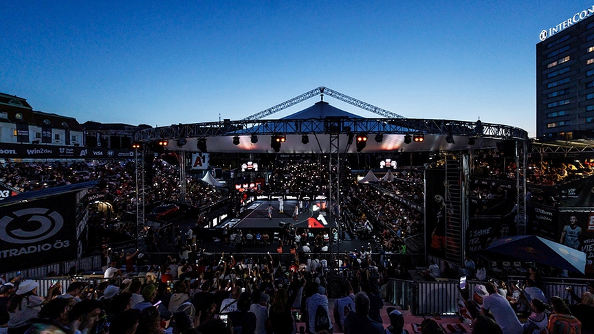 3x3 World Tour Vienna 2025: Blick aufs Spielfeld bei Nacht