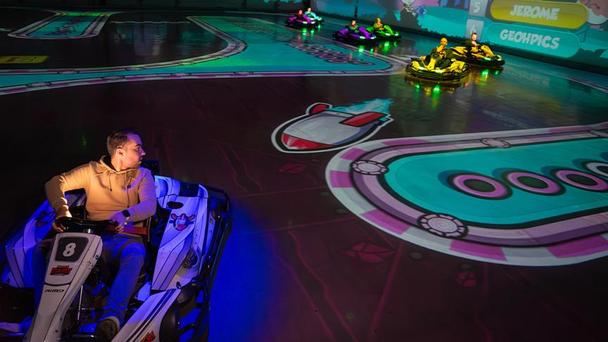Personen liefern sich ein Rennen auf der BattleKart Graz