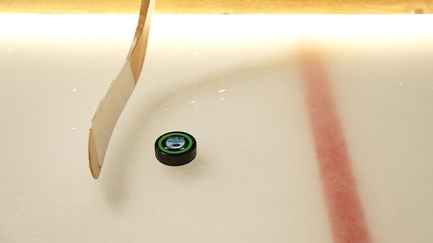 Ein Puck auf dem ICE Minigolf Graz