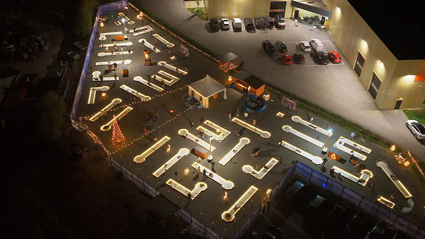 Luftansicht der ICE Minigolf Anlage mit vielen unterschiedlichen Bahnen.