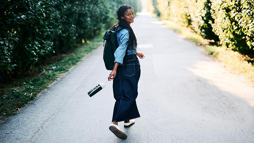 © Foto: BIOGENA Eine junge Frau trinkt einen Green Drink von BIOGENA