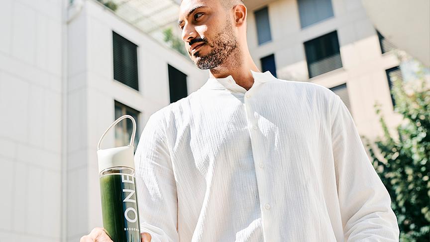 © Foto: BIOGENA Ein junger Mann trinkt einen Green Drink von BIOGENA