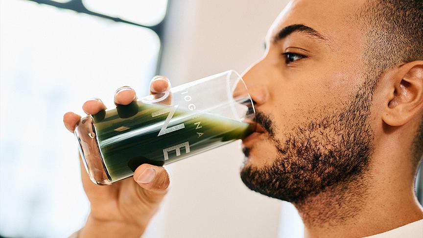 © Foto: BIOGENA Ein junger Mann trinkt einen Green Drink von BIOGENA
