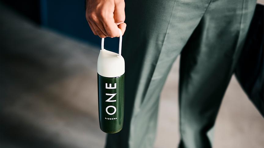 © Foto: BIOGENA Ein junger Mann trinkt einen Green Drink von BIOGENA