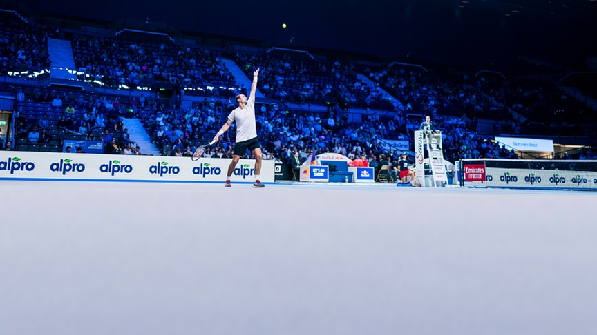 Aufschlag in der Tennishalle