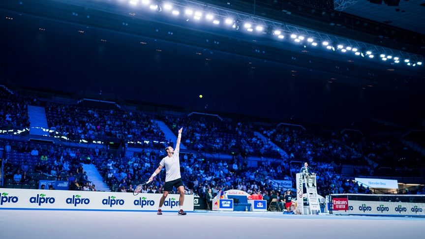 Aufschlag in der Tennishalle