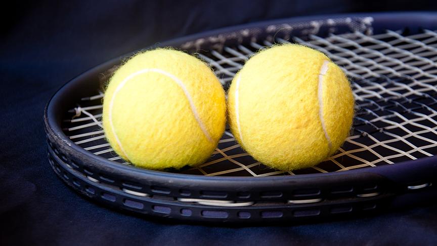 © Colourbox Tennisschläger mit 2 Bällen