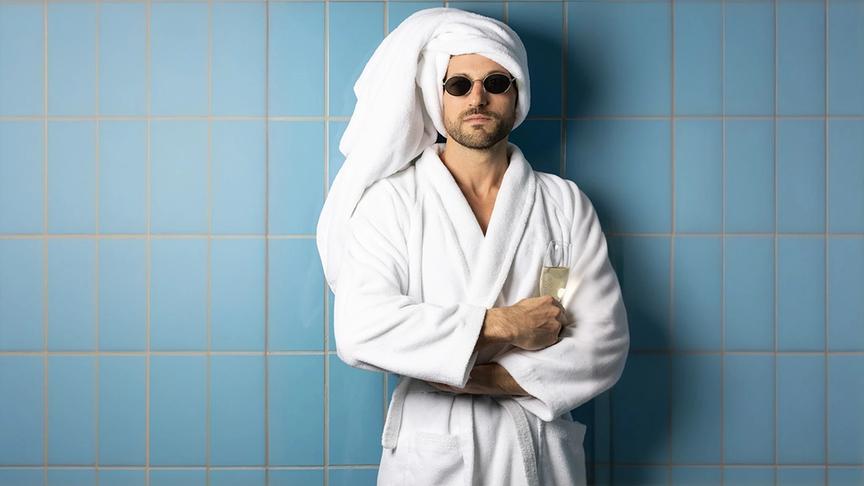 © Thermenresort Loipersdorf Ein Mann im Bademantel