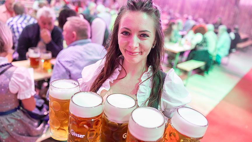 Eine Kellnerin serviert Bier.
