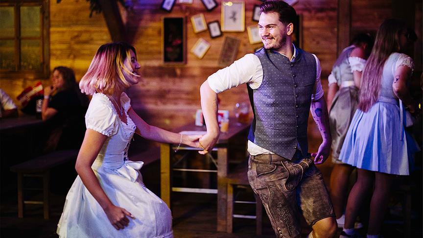 Ein Pärchen tanzt in Tracht.