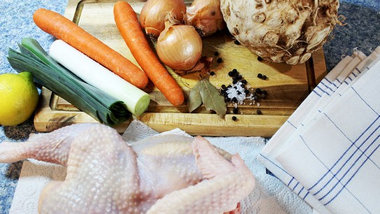 Zutaten für eine Hühnersuppe