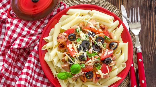 Pasta mit Tomaten und Oliven (Beispielfoto)
